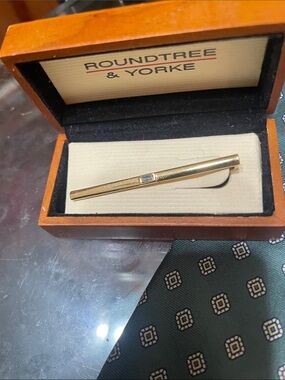 Roundtree & Yorke Gold Tone Tie Bar with Center Accent